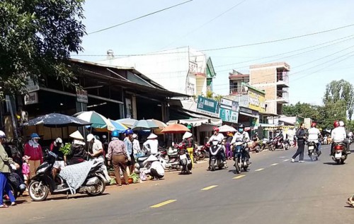 Chợ tạm hiện nay vẫn đang là vấn đề nan giải cho chính quyền địa phương