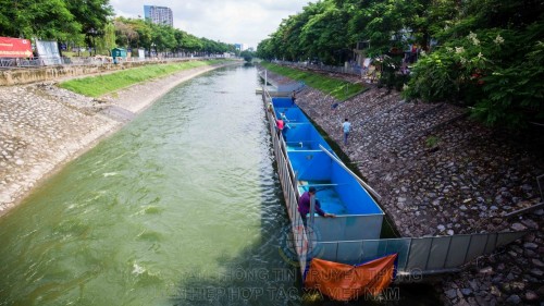 Chiều ngày 5/8, chuyên gia Nhật Bản bắt đầu tiến hành lắp đặt khu trình diễn xử lý nước sông Tô Lịch.