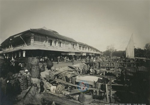 Bến tàu ở trung tâm tỉnh lỵ Long Xuyên thập niên 1920.