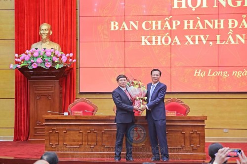 Ông Nguyễn Văn Đọc tặng hoa chúc mừng ông Nguyễn Xuân Ký được bầu làm Bí thư Tỉnh ủy, khóa XIV, nhiệm kỳ 2015 - 2020.