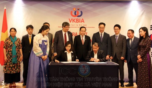 Chủ tịch UBTƯ MTTQ VN Trần Thanh Mẫn chứng kiến lễ ký kết thỏa thuận giữa các doanh nghiệp hai bên
