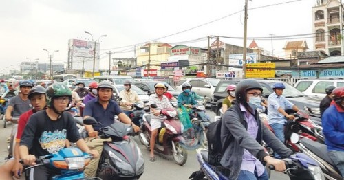 Quốc lộ 13 xuống cấp đã khiến thị trường bất động sản Bình Dương kém hấp dẫn.