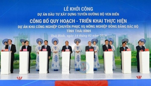 Thủ tướng Nguyễn Xuân Phúc bấm nút động thổ xây dựng đường bộ ven biển Thái Bình.