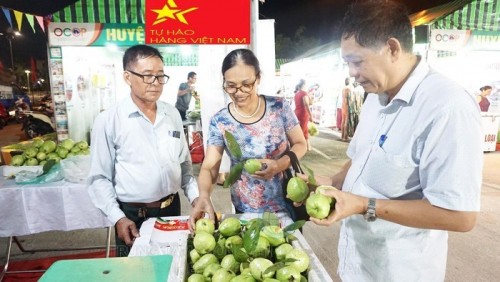 Khách tham quan, mua sắm nông sản tại phiên chợ đặc sản vùng miền trên phố Trịnh Công Sơn tháng 10/2019.