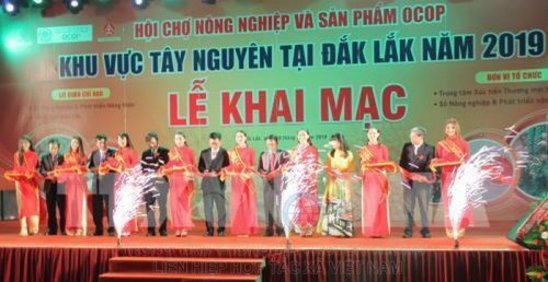 Đại biểu cắt băng khai mạc Hội chợ.