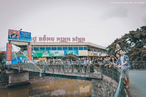 Chợ Rồng Ninh Bình không chỉ là một khu chợ nổi tiếng mà còn là điểm du lịch hấp dẫn