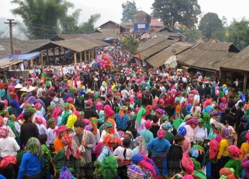 Chợ Khau Vai (Theo Tiếng Tày, Nùng Có Nghĩa Là "Đèo Gai") Còn Gọi Là Chợ Phong Lưu. Chợ Nằm Ở Xã Khau Vai, Huyện Mèo Vạc, Tỉnh Hà Giang.