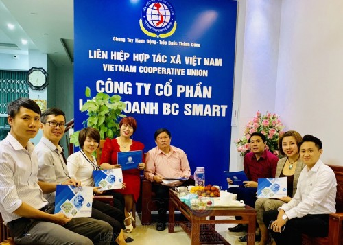 Bà Lê Thị Lan Anh - Phó TGĐ Đối Ngoại và Vận Hành Chợ, ông Trần Hùng Cường - Phó Tổng Giám đốc Phụ trách Thành viên cùng một số nhà đầu tư