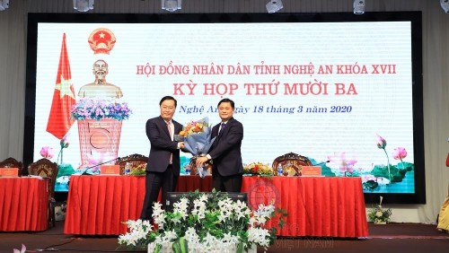 Ông Thái Thanh Quý - UV dự khuyết TƯ Đảng, Bí thư Tỉnh ủy, nguyên Chủ tịch UBND tỉnh Nghệ An tặng hoa chúc mừng Tân Chủ tịch UBND tỉnh Nghệ An Nguyễn Đức Trung.