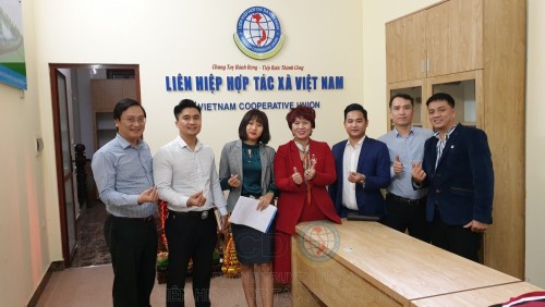 Phó TGĐ Lê Thị Lan Anh chụp ảnh cùng các đối tác