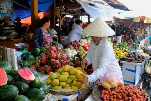 Chợ không chỉ là nơi mua bán mà còn là chốn giao lưu, chia sẻ của mỗi người dân