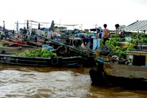 Cách trung tâm thành phố Long Xuyên chừng 2 cây số, xuống bến phà Ô Môi đi thuyền qua một ngã ba sông thì gặp chợ nổi Long Xuyên