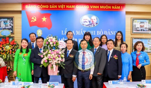 Đồng chí Ngô Mạnh Điềm - Phó Bí thư thường trực Quận ủy cùng đại diện Ban Tổ chức Thành ủy, lãnh đạo các Ban xây dựng Đảng, đoàn thể và Đảng ủy Khối Doanh nghiệp Quận Long Biên tặng hoa Chi bộ Liên hiệp Hợp tác xã Việt Nam.