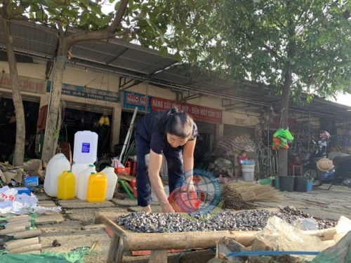 Sau lũ: Tiểu thương Hà Tĩnh bật khóc khi thấy hàng hoá biến thành rác