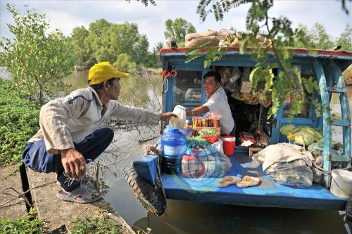 Tiệm tạp hóa “di động” của người miền Tây