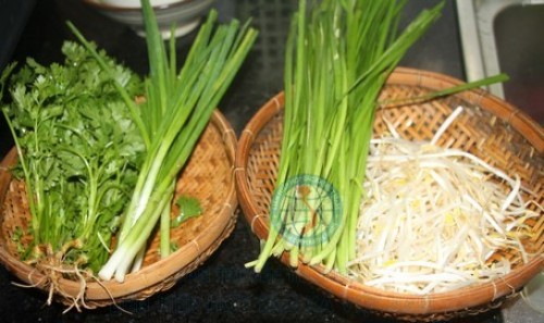 Mớ rau hành, ngò, giá, hẹ mua của bà Oanh.