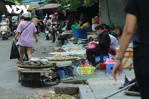 Từ ngày 11/5, Hà Nội đã có văn bản yêu cầu tạm dừng hoạt động, giải tỏa các chợ cóc, chợ tạm lấn chiếm vỉa hè, lòng đường để phòng, chống dịch Covid-19. (Chợ cóc ở phố Yết Kiêu, Hà Đông - con đường dẫn vào chợ Vồ (Phan Đình Phùng) tấp n