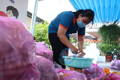 Các bạn tình nguyện ở đây đảm nhiệm nhiều công đoạn, vừa làm việc cân đong đo đếm vừa làm công việc shipper.