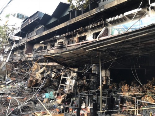 Cháy lớn trong đêm ở chợ Móng Cái, nhiều kiot bị thiêu rụi