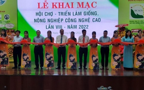 Cắt băng khai mạc Hội chợ-Triển lãm.