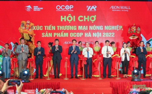 Các đại biểu thực hiện nghi thức khai mạc hội chợ.