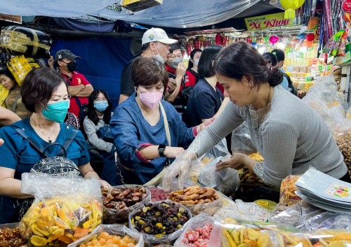 Nhộn nhịp khách tham quan mua sắm tại chợ Đông Ba