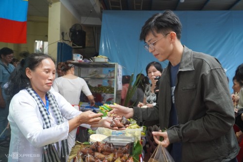 Người dân TP. Hồ Chí Minh đi chợ bằng lá thay tiền