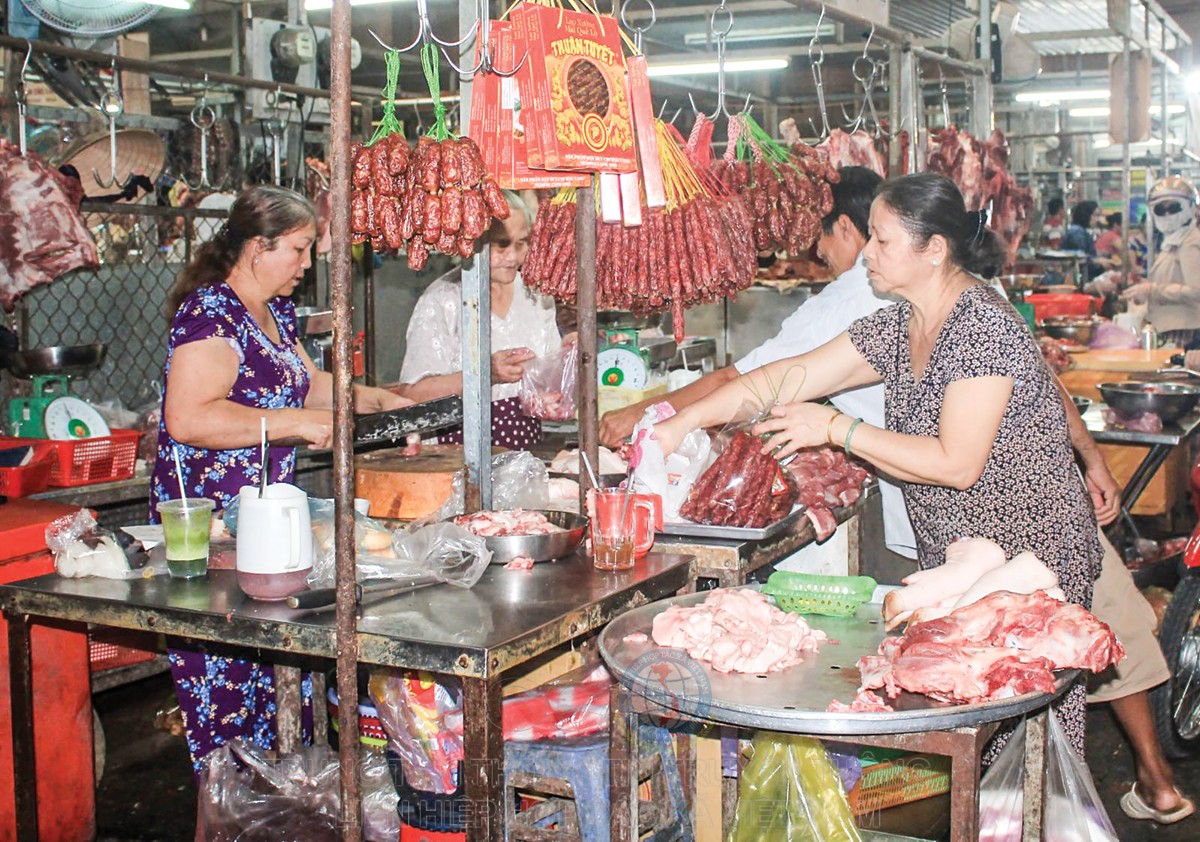 Cần có những cơ chế chính sách thỏa đáng để gây dựng lại bộ mặt của kênh thương mại truyền thống đang bị sa sút.