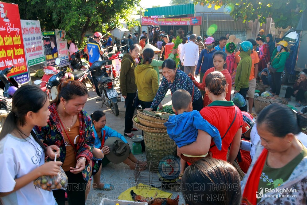 Chợ phiên Tam Thái, cách trung tâm huyện Tương Dương khoảng 10km. Chợ được họp vào chủ nhật hàng tuần. Tuần nào cũng vậy người dân trong và ngoài xã lại mang các loại nông sản đặc trưng vùng miền ra chợ để bày bán.