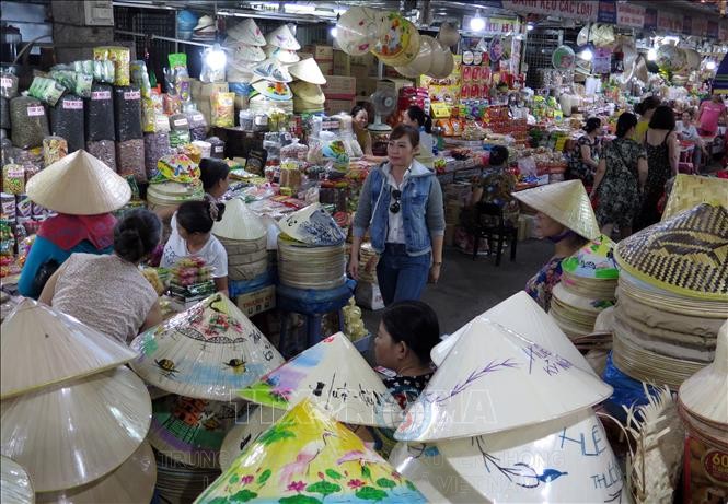 Chợ Đông Ba là trung tâm kinh doanh, thu hút khách du lịch lớn nhất của Huế.       Được hình thành vào năm 1899, dưới thời vua Thành Thái, đến nay, chợ Đông Ba tròn 120 năm tồn tại và phát triển. Chợ Đông Ba giáp cầu Tràng Tiền, mặt chính của chợ nằm trên