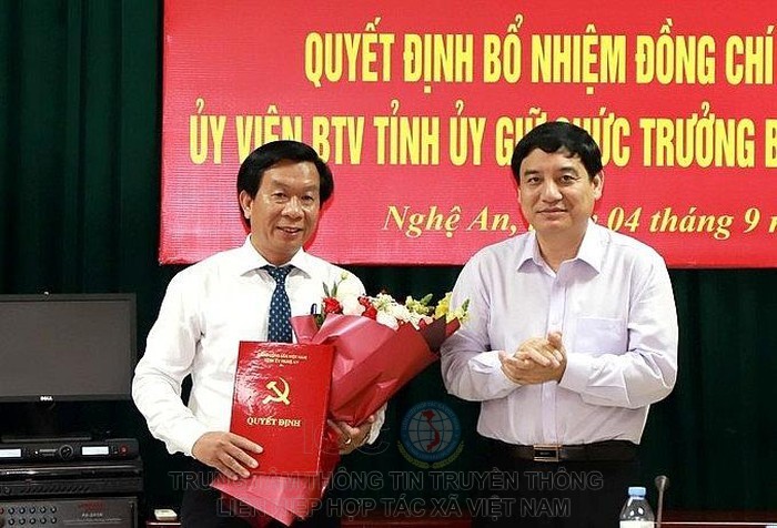 Bí thư Tỉnh ủy Nghệ An Nguyễn Đắc Vinh trao quyết định cho ông Lê Đức Cường.