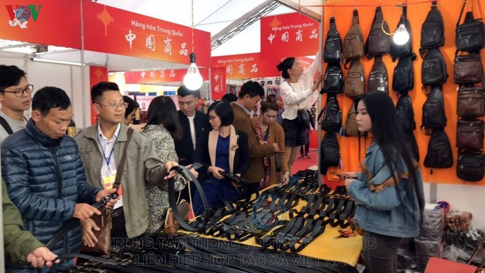 Hội chợ thu hút hơn 400 gian hàng của hai nước tham gia với nhiều sản phẩm phong phú về chủng loại, đa dạng về mẫu mã.