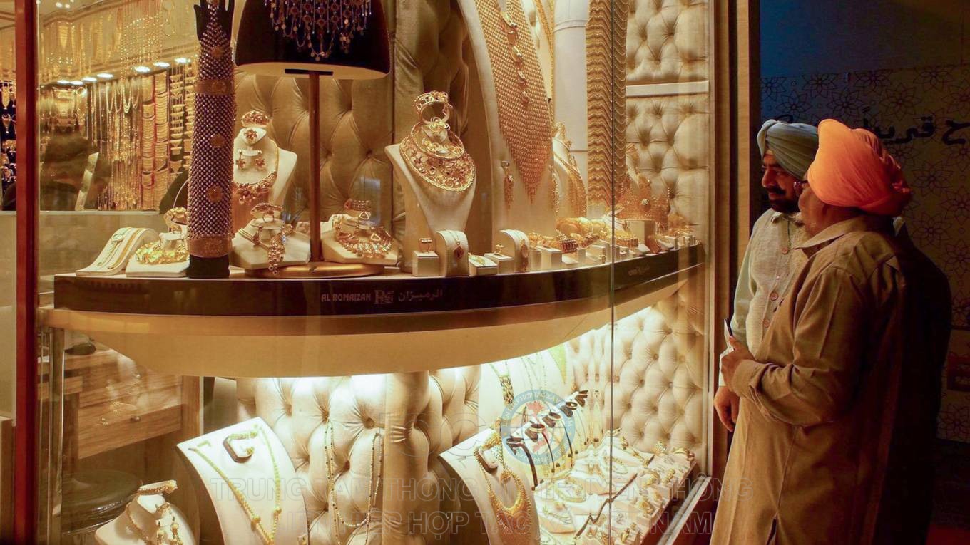 Gold Souk là nơi tốt nhất để du khách có thể mua vàng tại UAE, nhờ sản phẩm phong phú và giá hợp lý. Bạn sẽ mua hàng theo tỷ giá thay đổi hàng ngày trên thế giới và có thể mặc cả.