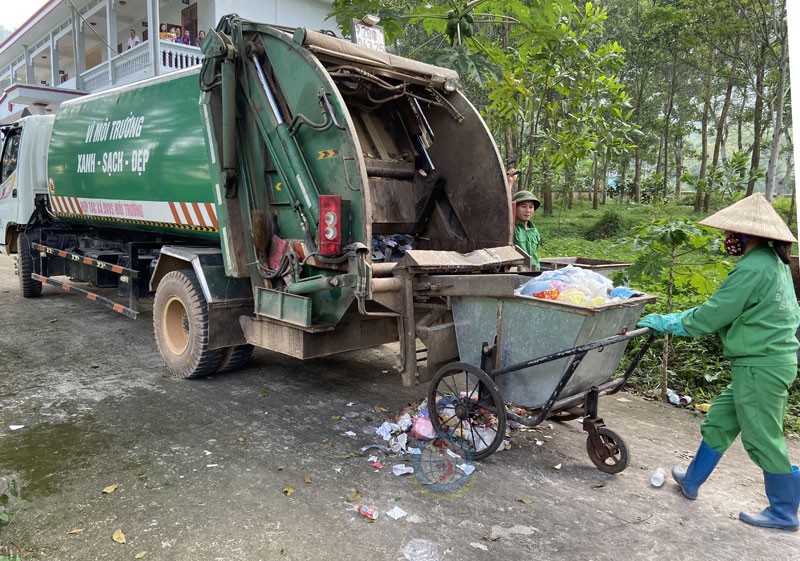 Công nhân hợp tác xã Dịch vụ môi trường Sơn Hà thu gom rác thải tại Trung tâm Y tế huyện Kim Bôi.