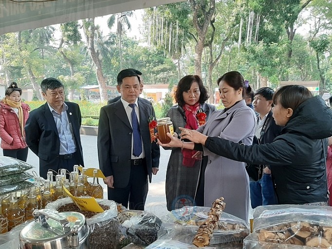 Lãnh đạo Liên minh HTX Việt Nam và các đại biểu tham quan gian hàng tại Hội chợ Xúc tiến thương mại cho các HTX năm 2019 diễn ra tại Công viên Thống Nhất, TP. Hà Nội