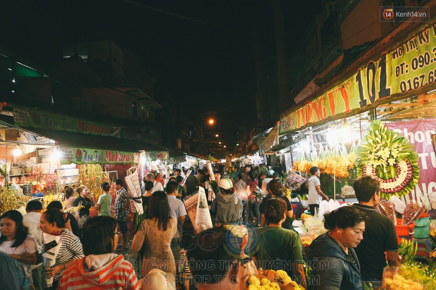 Chợ hoa Hồ Thị Kỷ luôn nhộn nhịp, tấp nập mua bán suốt 24 giờ mỗi ngày.