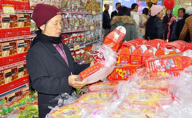 Người tiêu dùng mua hàng Tết tại phiên chợ Việt tổ chức tại khu vực các huyện ngoại thành.