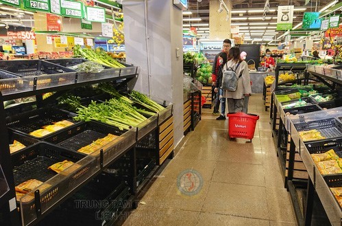 Mặc dù mới 2h chiều nhưng tất cả gian hàng rau củ quả tại siêu thị đều hết sạch, người dân không còn sự lựa chọn