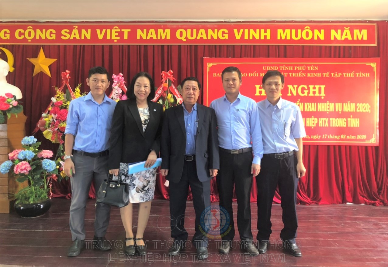 Ông Lê Thanh Lam Chủ tịch Liên Minh HTX Việt Nam tỉnh Phú Yên chụp ảnh cùng đại diện Liên Hiệp HTX Việt Nam