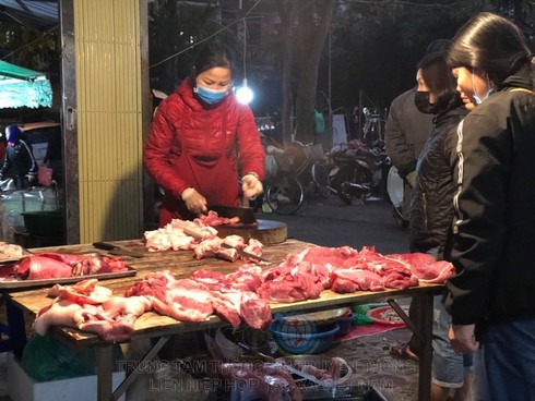 Giá thịt lợn tại chợ vẫn dao động từ 130.000-180.000 đồng/kg