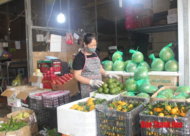 Hàng hóa bày bán tại Chợ đầu mối rau quả thực phẩm Đông Hương (TP Thanh Hóa).