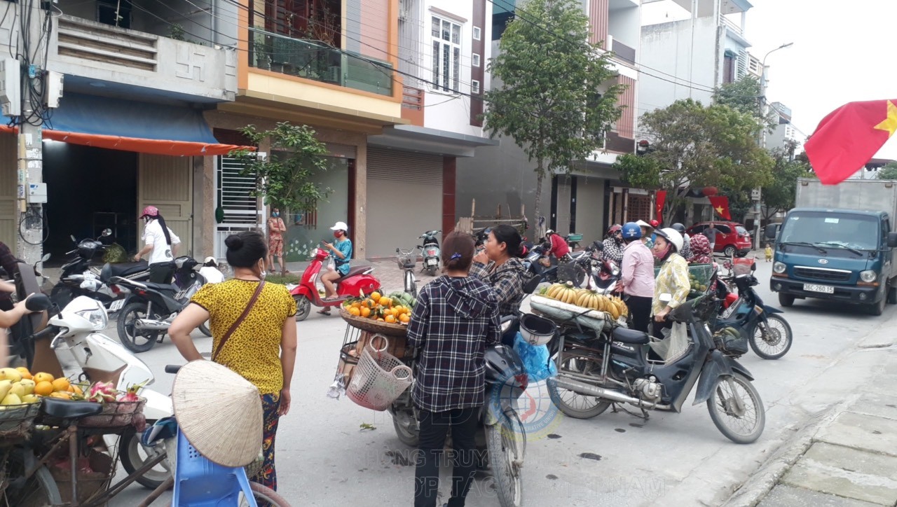Lấn chiếm vỉa hè để buôn bán ở chợ cóc Phú Thứ.