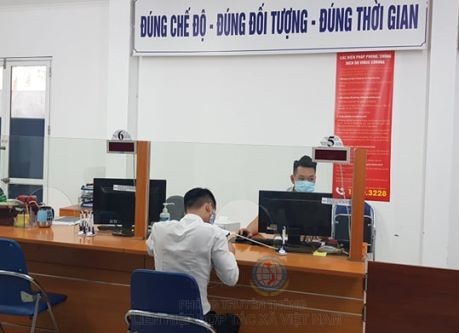 Người lao động làm thủ tục đăng ký hưởng trợ cấp thất nghiệp tại Trung tâm dịch vụ việc làm Hà Nội. Ảnh: Bùi Tư