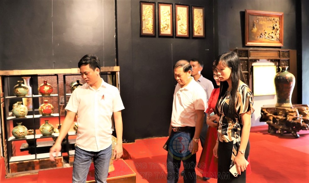 Ông Nguyễn Trung Thành - TGĐ Tập đoàn Gia Tộc Việt giới thiệu với ban lãnh đạo Liên Hiệp HTXVN một số sản phẩm tiêu biểu. 