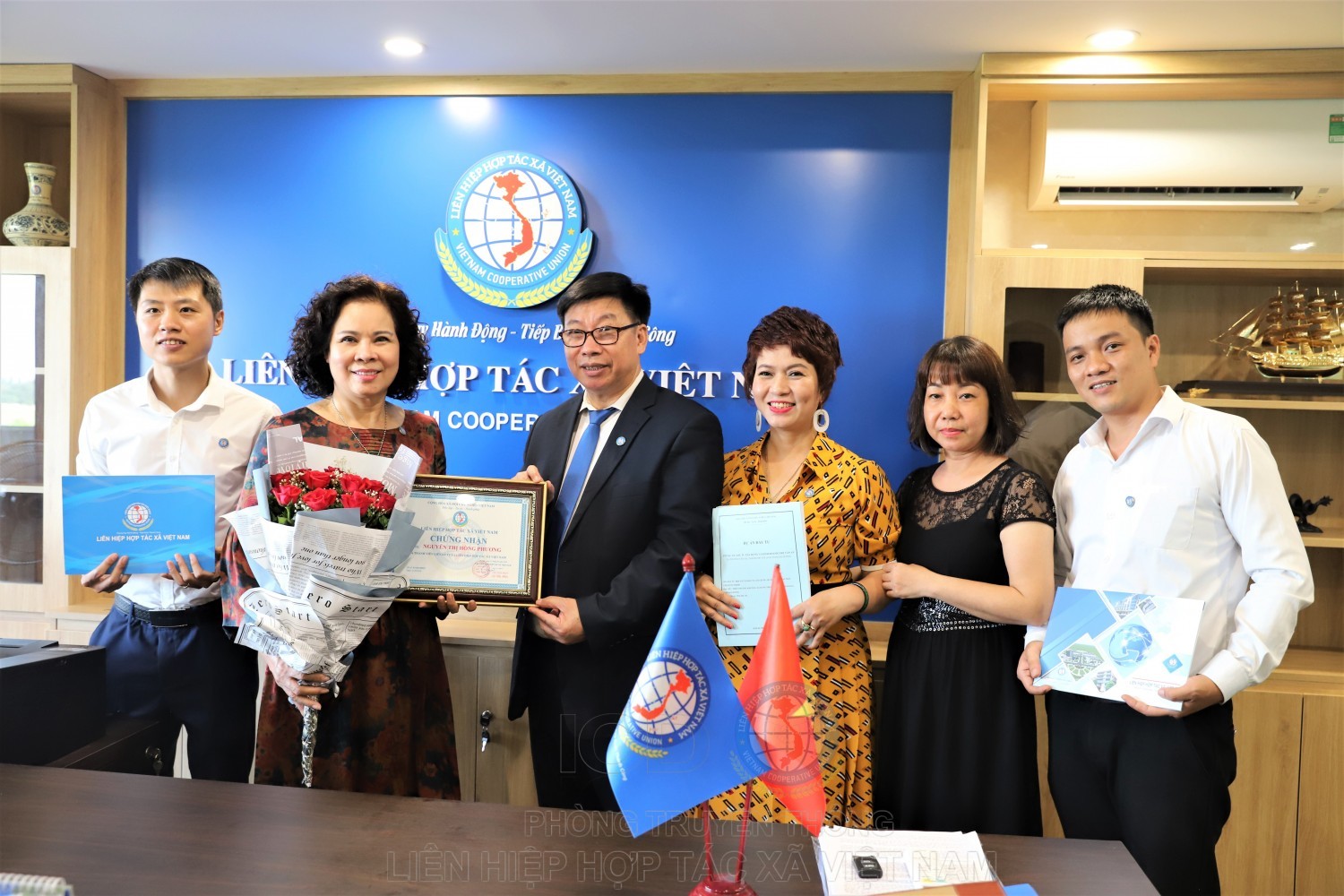 Tổng giám đốc Lê Quang Trung trao quyết định cho 2 thành viên liên kết mới
