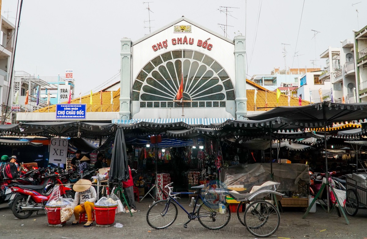 Chợ Châu Đốc là điểm du lịch nổi tiếng, chuyên bán các mặt hàng mắm, thủy hải sản khô ở miền Tây. Chợ nằm ở trung tâm TP Châu Đốc, gần biên giới Campuchia