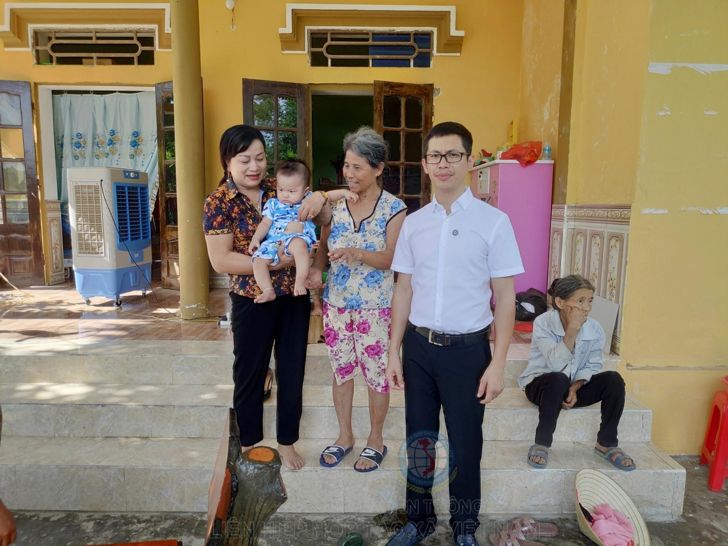 Đoàn công tác của Liên Hiệp Hợp tác xã Việt Nam đến thăm và tặng quà gia đình bà Hoàng Thị Khéo.