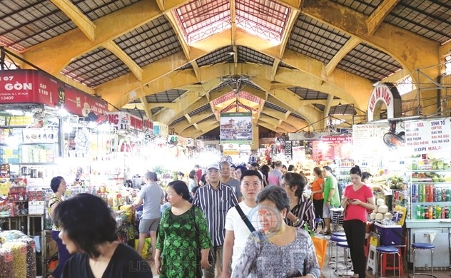 Kinh doanh tại chợ truyền thống vẫn tấp nập.
