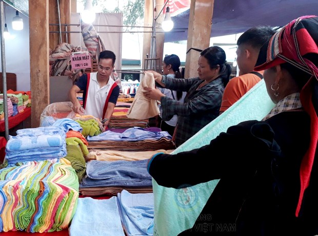 Gian hàng phiên chợ đưa hàng Việt về huyện biên giới Yên Minh