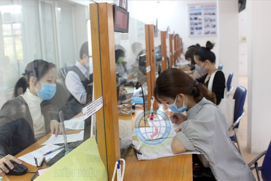 Người lao động nộp hồ sơ hưởng trợ cấp thất nghiệp ở Trung tâm Dịch vụ Việc làm Hà Nội.